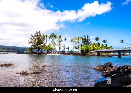 Coconut Island Hawaii illustre une journée calme avec douces vagues rouler à terre en soulignant le climat tropical et l'apparence de paradis. Banque D'Images