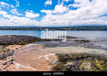 Une communauté dynamique, scenic Hawaiian cove avec des vagues lave-shore met en lumière le climat tropical et l'apparence de paradis. Banque D'Images