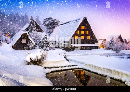 Shirakawago, village d'hiver historique du Japon. Banque D'Images