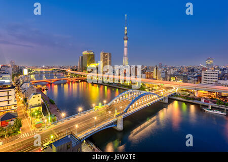 Tokyo, Japon skyline sur la rivière Sumida. Banque D'Images