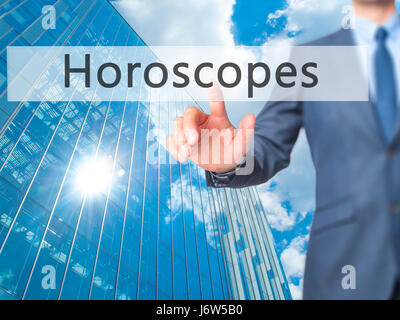 Homme d'horoscopes - part appui bouton sur l'interface de l'écran tactile. Le commerce, la technologie, internet concept. Stock Photo