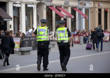 Deux policiers sur le terrain à la Street Glasgow Banque D'Images