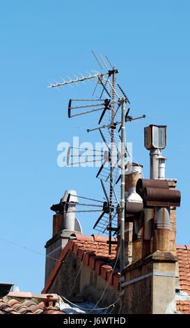 Mât d'antenne antenne antennes de tuyau de cheminée tableau de communication conduit de cheminée Banque D'Images