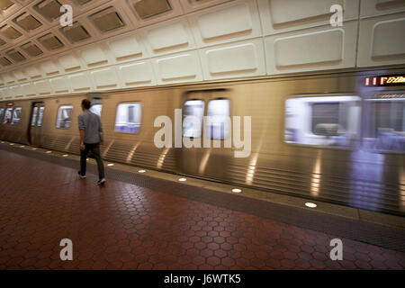 Déménagement 7000 sur metro train métro Washington DC USA système flou délibéré Banque D'Images