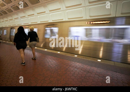 Déménagement 7000 sur metro train métro Washington DC USA système flou délibéré Banque D'Images