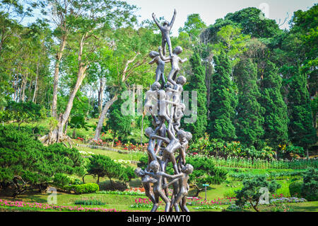 Chiang Rai, Thaïlande - 6 Avril, 2017 : Doi Tung Royal Villa, Le Jardin Mae Fah Luang. 'Continuité', une sculpture de l'Misiem Yip-In tard-soi. Banque D'Images