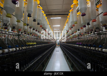 Une filature de fils à Dhaka, au Bangladesh. Banque D'Images