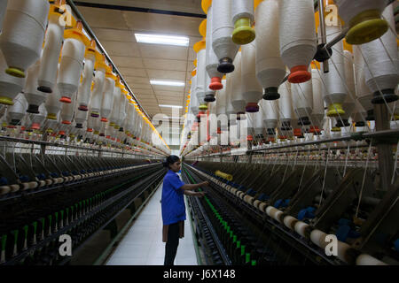 Une filature de fils à Dhaka, au Bangladesh. Banque D'Images