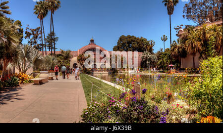 San Diego, CA, USA - 20 mai 2017 : beau jardin botanique bâtiment avec étang à l'avant à la Balboa Park à San Diego. Usage éditorial. Banque D'Images