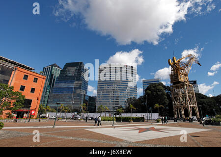 Centre-ville de Buenos Aires, et qui a été totalement réaménagé avec régénération d'entrepôts, de bâtiments d'entreprise, aux côtés d'origine des grues. Banque D'Images