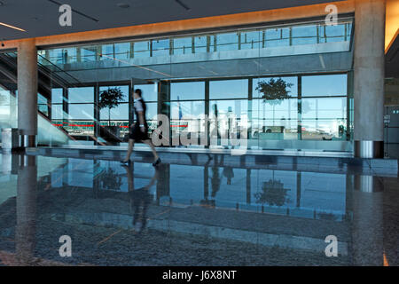 Quelques passagers entre les portes d'un aéroport international. Banque D'Images