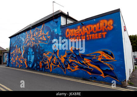 Grande paroi murale sur le côté d'une maison à Cardiff au Pays de Galles. Banque D'Images