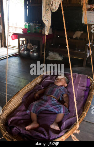 Un bébé dort sur le socle. Khagrachari, au Bangladesh. Banque D'Images