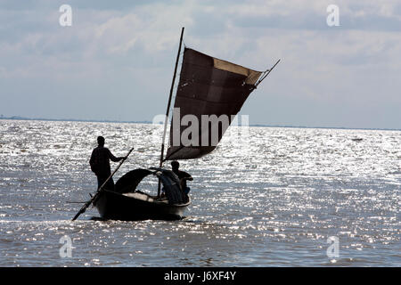 Bateau de pêche sur la rivière Padma. Munshiganj, au Bangladesh. Banque D'Images