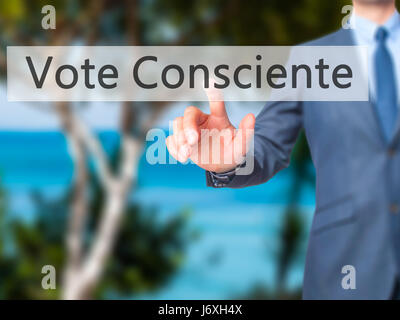 Voter consciente - Businessman hand appui bouton sur l'interface de l'écran tactile. Le commerce, la technologie, internet concept. Stock Photo Banque D'Images