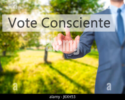 Voter consciente - Businessman hand appui bouton sur l'interface de l'écran tactile. Le commerce, la technologie, internet concept. Stock Photo Banque D'Images