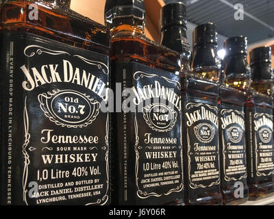 Kraków, Pologne - 13 mai 2017 : bouteilles de Jack Daniel's Old No.7 Whisky de marque dans les magasins de vente en hypermarché Kaufland. Jack Daniel's est un b Banque D'Images