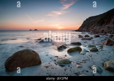 Coucher de soleil sur la plage de Porth Nanven près de Land's End sur la côte de Cornwall Banque D'Images