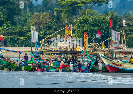 Pêcheurs préparant des bateaux de pêche sur la plage de Carita à Pandeglang, Banten, Indonésie. Banque D'Images