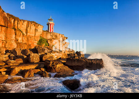 Sydney South Head Lighthouse nautique au lever du soleil sur la mer vue mer bord pour la sécurité sur les rochers de grès et des vagues de surf Banque D'Images