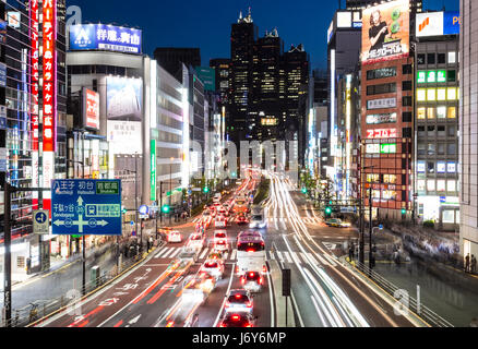 TOKYO - 2 mai 2017 : trafic, capturé avec blurred motion, s'engouffre dans les rues animées de Shinjuku le quartier d'affaires et de meubles à n Banque D'Images