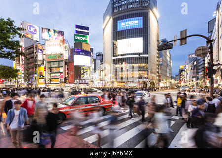 TOKYO - 3 mai 2017 : Le taxi est bloqué dans la foule traversant le fameux croisement de Shibuya de nuit à Tokyo, capitale du Japon. L'intersection est f Banque D'Images