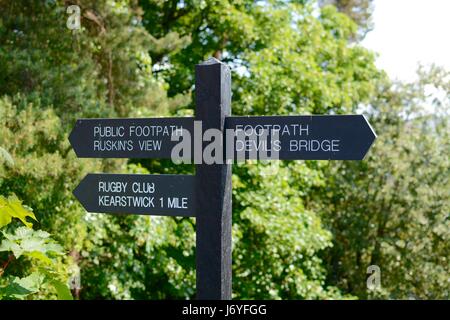 Un doigt poster signe à Kirkby Lonsdale montrant les directions Banque D'Images