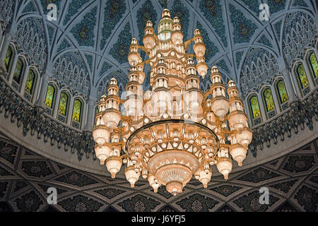 Oman Mascate La Grande Mosquée Sultan Qaboos à Lustre Banque D'Images