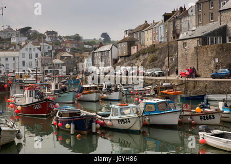 UK, Cornwall, Mevagissey, bateaux amarrés dans le port d'East Quay Banque D'Images