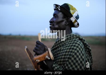 La région de Turkana au Kenya, Kakuma , ici les Turkana une tribu nilotique, Turkana vivent l'homme avec son tabouret en bois / KENIA , région de Turkana, Kakuma hier leben die ein Volk, nilotisches Turkana Turkana Mann mit Holzhocker