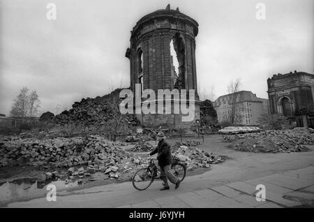 Dresde en ce qui était alors l'Allemagne de novembre 1989, les rues de Dresde, Saxe, en ex-Allemagne de l'photographié dans la semaine suivant la chute du Mur de Berlin, Novembre 1989. Les ruines de l'église Frauenkirche détruite dans les bombardements de la RAF et l'USAAF en 1945. Wikipeadia : Dresden a une longue histoire en tant que capitale et résidence royale pour les électeurs et des rois de Saxe, qui pendant des siècles la ville meublé avec splendeur artistique et culturelle. La ville était connue comme le joyau Fort, en raison de son centre-ville baroque et rococo. La controverse des bombardements américains et britanniques à Dresde Banque D'Images