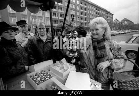 Dresde en ce qui était alors l'Allemagne de novembre 1989, les rues de Dresde, Saxe, en ex-Allemagne de l'photographié dans la semaine suivant la chute du Mur de Berlin, Novembre 1989. Shopping pour les décorations de Noël. Wikipeadia : Dresden a une longue histoire en tant que capitale et résidence royale pour les électeurs et des rois de Saxe, qui pendant des siècles la ville meublé avec splendeur artistique et culturelle. La ville était connue comme le joyau Fort, en raison de son centre-ville baroque et rococo. L'américain et britannique controversé bombardement de Dresde dans la seconde guerre mondiale vers la fin de la guerre kil Banque D'Images