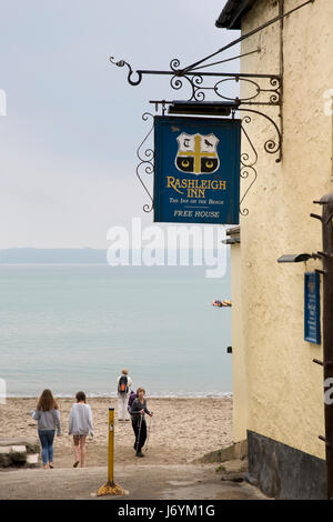 UK, Cornwall, St Austell, Polkerris, Rashleigh Arms pub sur beach Banque D'Images