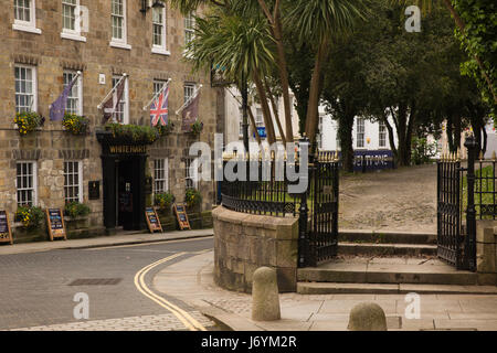 UK, Cornwall, St Austell, Church Street, White Hart Hotel en face de l'église Holy Trinity gate Banque D'Images