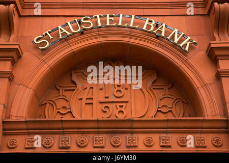 UK, Cornwall, St Austell, High Cross Street, terre cuite1898 St Austell Bank signe sur Nat West Bank Banque D'Images