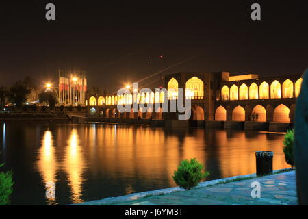 Sio-se-pol bridge à Esfahan, Iran, soir Banque D'Images