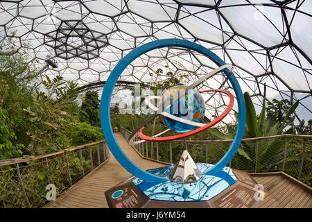 UK, Cornwall, St Austell, Bodelva, Eden Project, le biome de la forêt tropicale, globe changement climatique sculpture sur passerelle surélevée Banque D'Images