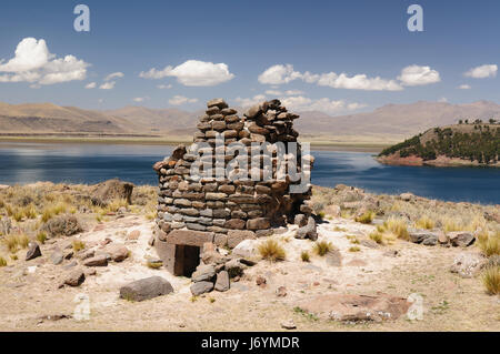 Inca - Pérou ruines préhistoriques de Sillustani près de Puno, lac Titicaca. Cette photo présente dans archaelolgical tours funéraires de Sillustani complexes Banque D'Images