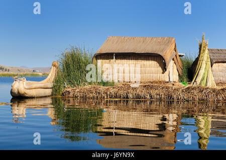 Le Pérou, les îles flottantes Uros sur le lac Titicaca, le plus grand lac du monde les (3808m). Elles sont construites à l'aide de l'engin flottant totora roseaux qui Banque D'Images