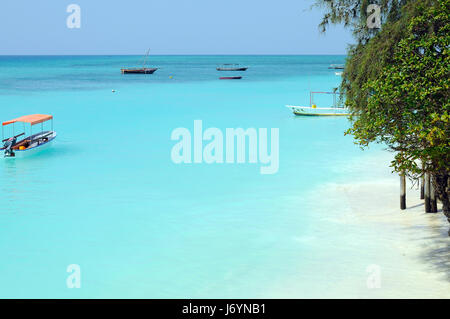 Crystal Waters clair à Zanzibar beach. Bateau de sécurité sur le paradis de l'eau avant l'arrivée de tempête Banque D'Images