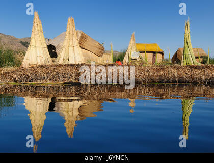 Le Pérou, les îles flottantes Uros sur le lac Titicaca, le plus grand lac du monde les (3808m). Elles sont construites à l'aide de l'engin flottant totora roseaux qui Banque D'Images