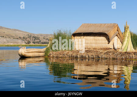 L'Amérique du Sud, les îles flottantes Uros sur le lac Titicaca, le plus grand lac du monde les (3808m). Elles sont construites à l'aide de l'engin flottant totora r Banque D'Images