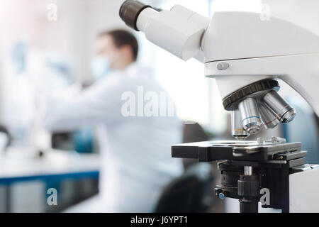 Close up of microscope, debout sur l'avant-plan Banque D'Images