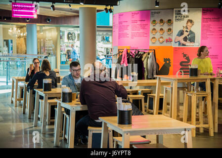 Le nouveau concept de restaurant au 5ème étage en centre commercial Kamppi . Zone est appelée Kortteli (bloc), qui comprend 11 restaurants avec des cuisines différentes. Le dans le centre de Kamppi Helsinki. Banque D'Images