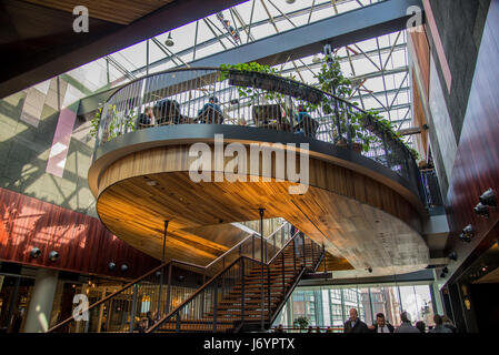 Le nouveau concept de restaurant au 5ème étage en centre commercial Kamppi . Zone est appelée Kortteli (bloc), qui comprend 11 restaurants avec des cuisines différentes. Le dans le centre de Kamppi Helsinki. Banque D'Images