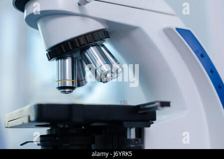 Photo détaillée de microscope qui ayant quatre lentilles Banque D'Images