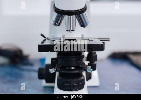 Microscope moderne debout sur la table de laboratoire Banque D'Images