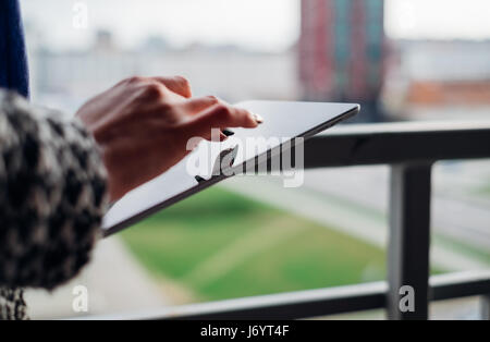 Woman's hand using a digital tablet Banque D'Images