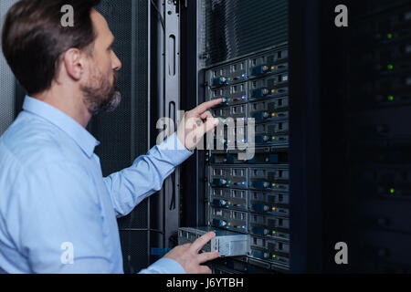 Homme barbu Nice configuration du serveur de réseau Banque D'Images