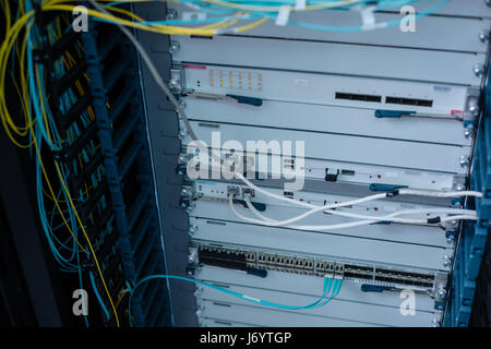 Close up d'un serveur rack avec des câbles réseau Banque D'Images